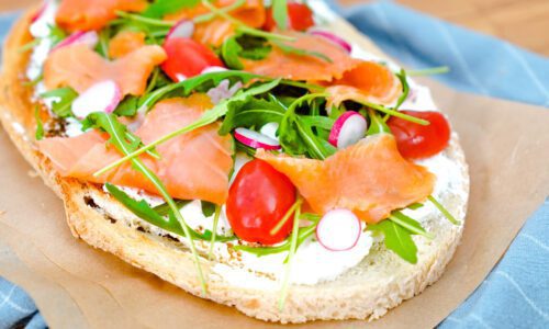 Tartines gourmandes au saumon et son trio de crudités (bruschetta)